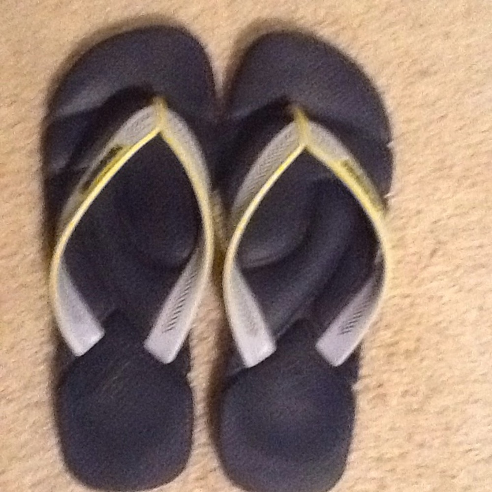 I am selling blue havaianas sandals